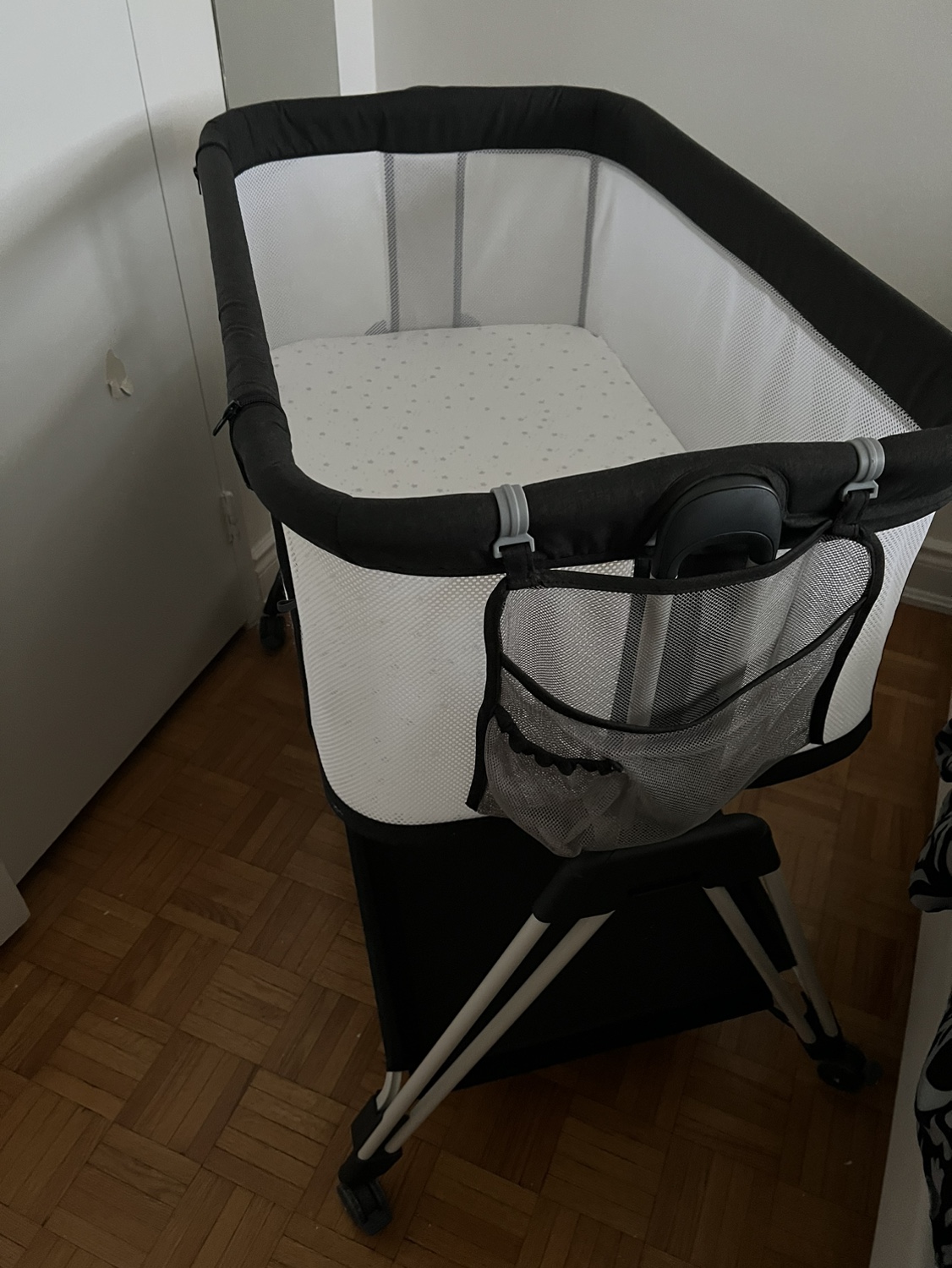 3-in-1 bassinet bedside sleeper - photo 2