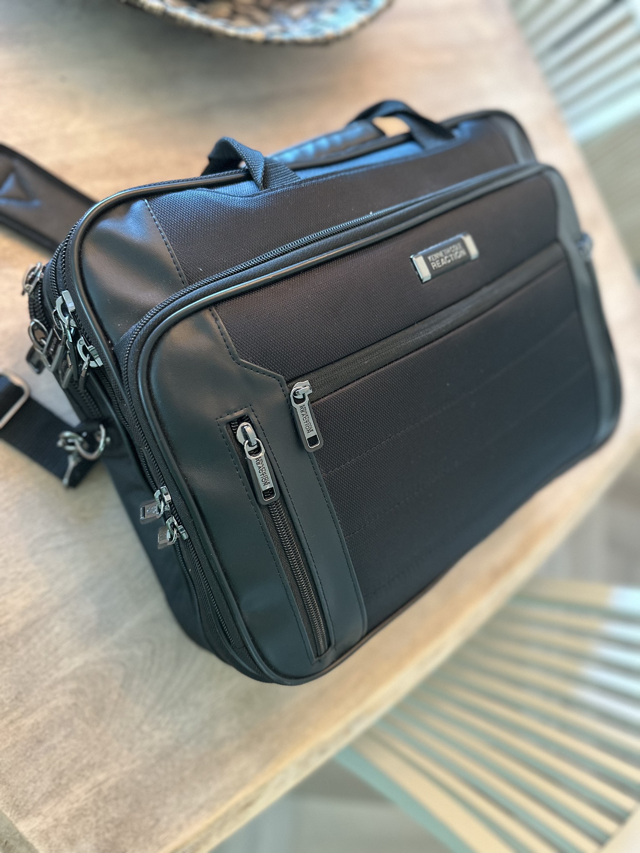 Kenneth Cole Black luggage case image indicator(7)