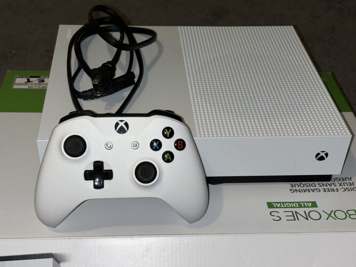 Xbox One S - Almost New - photo 2