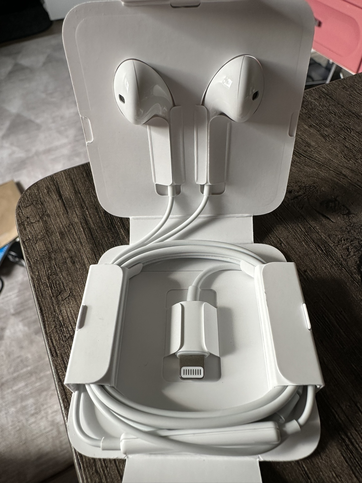 Apple Earbuds w/ Lighting Port image indicator(2)