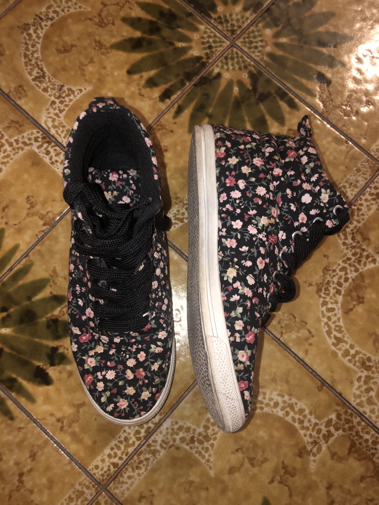 Floral mid top sneakers image indicator(2)