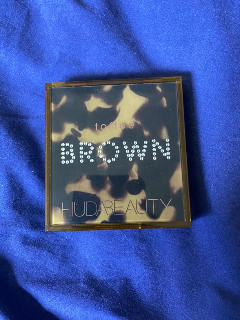 Huda beauty toffee brown eyeshadow pallete.