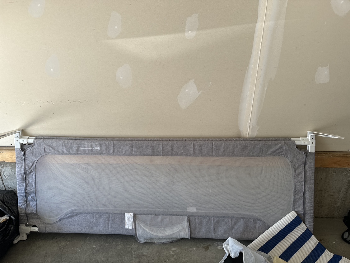 Bed child safety railings