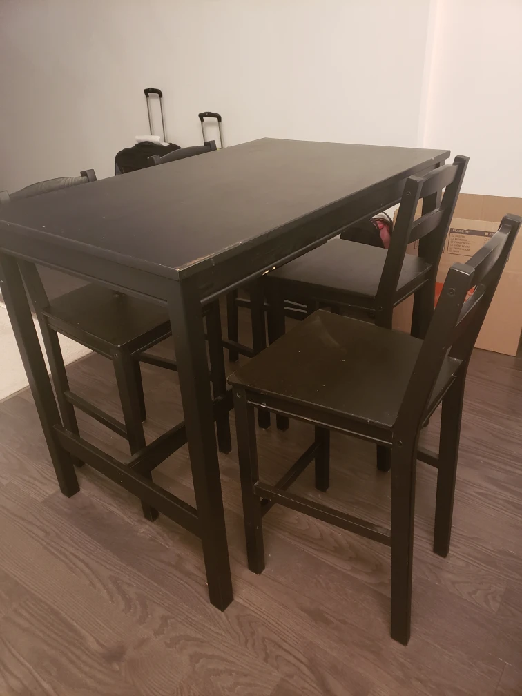 High eating table with 4 stools