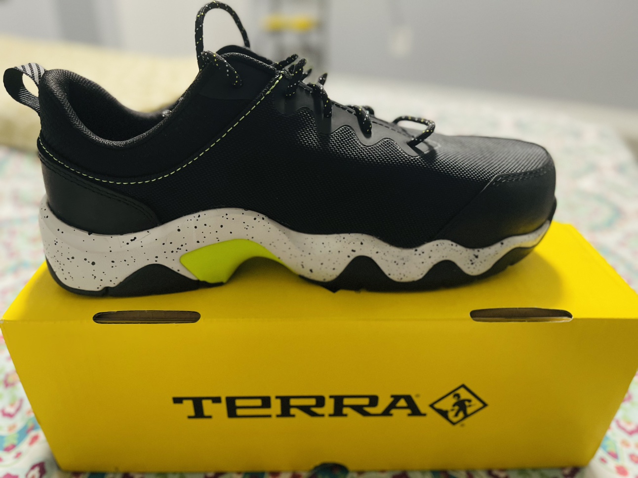 Women’s safety shoes thumbnail