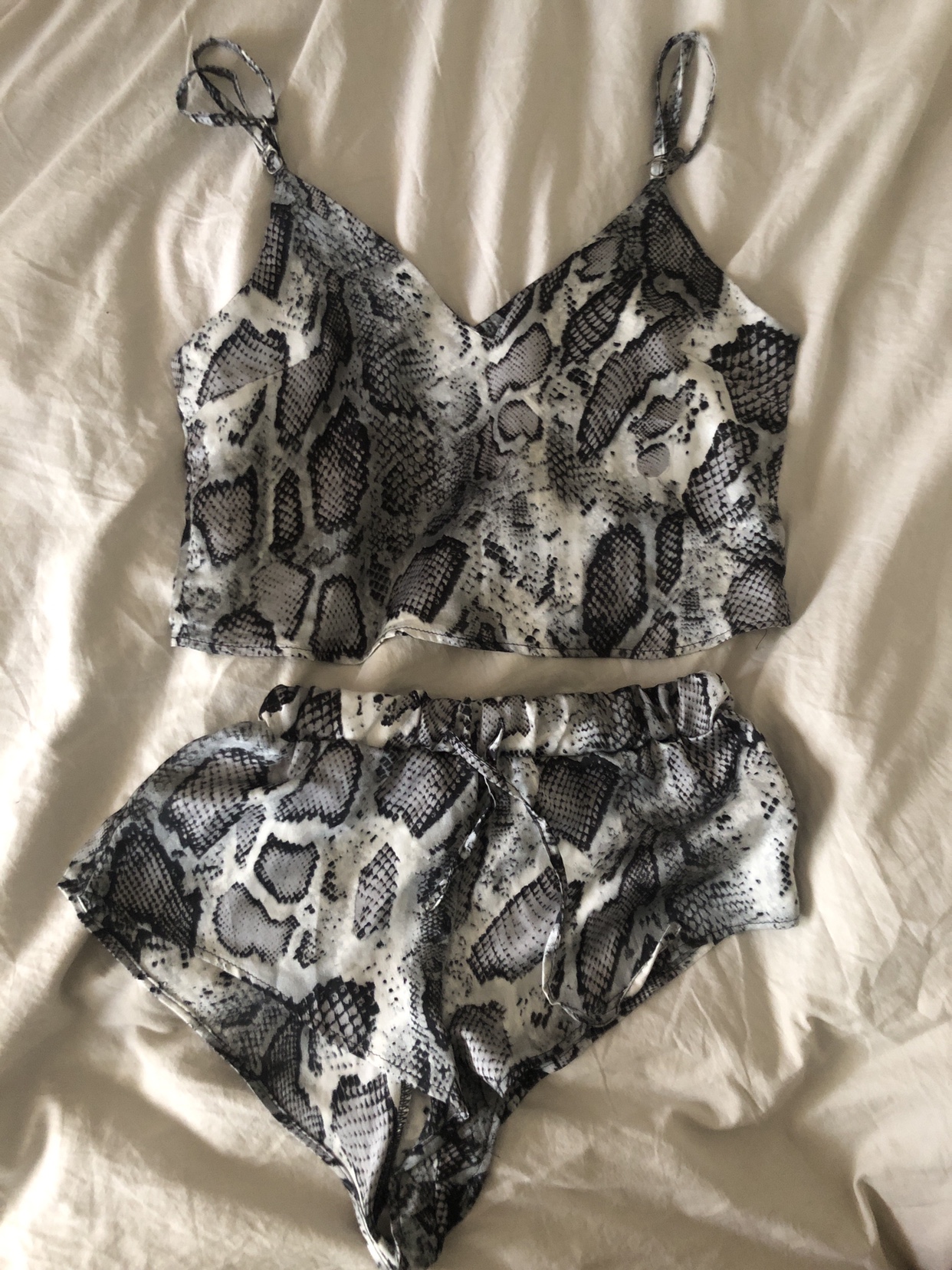 Snake Skin patterned PJ set image indicator(2)