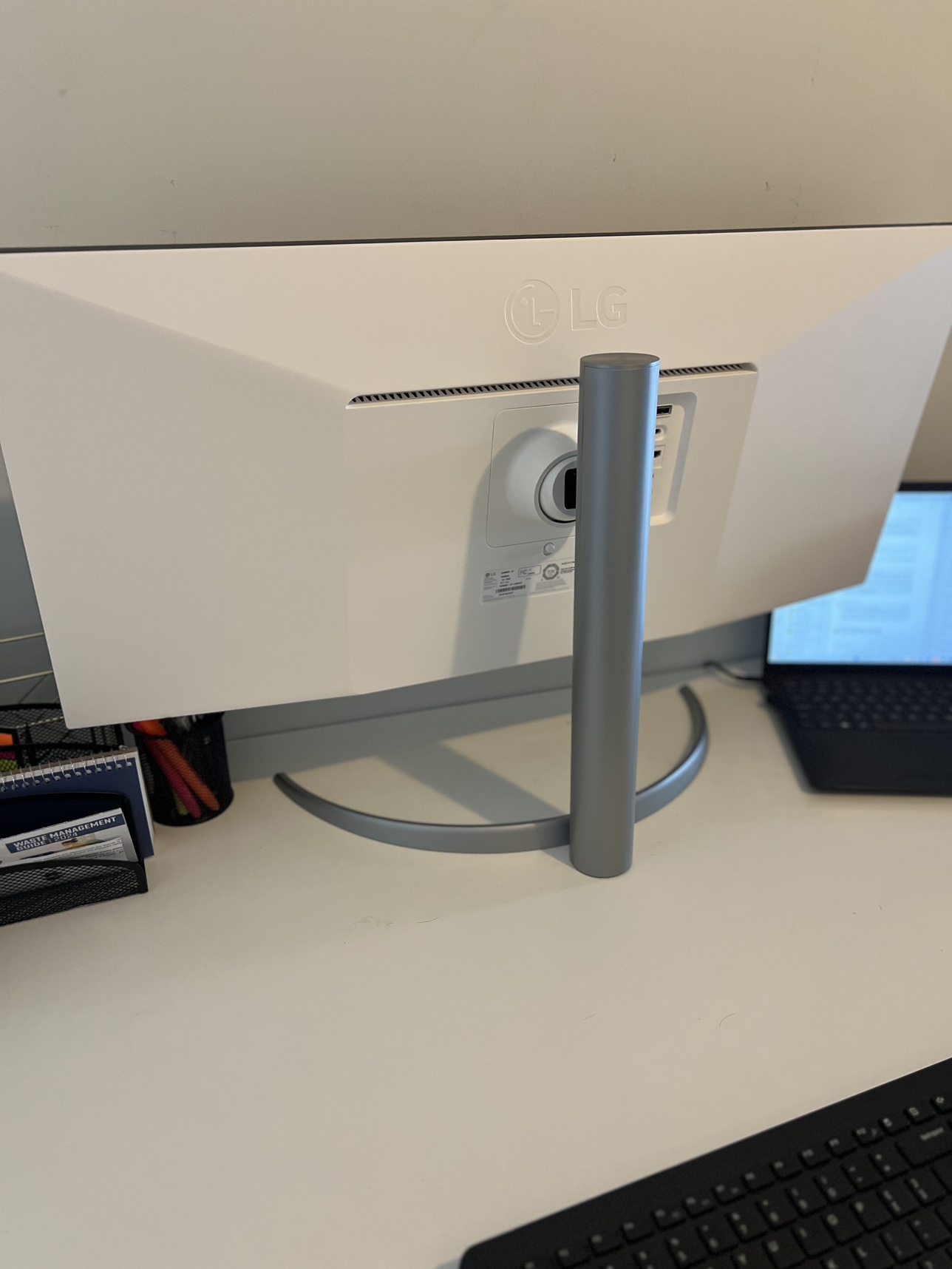 LG - UltraWide  34” monitor - like new - photo 3