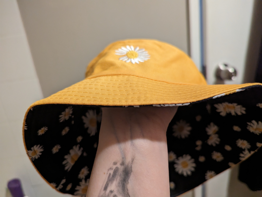 Reversible daisy bucket hat - photo 3