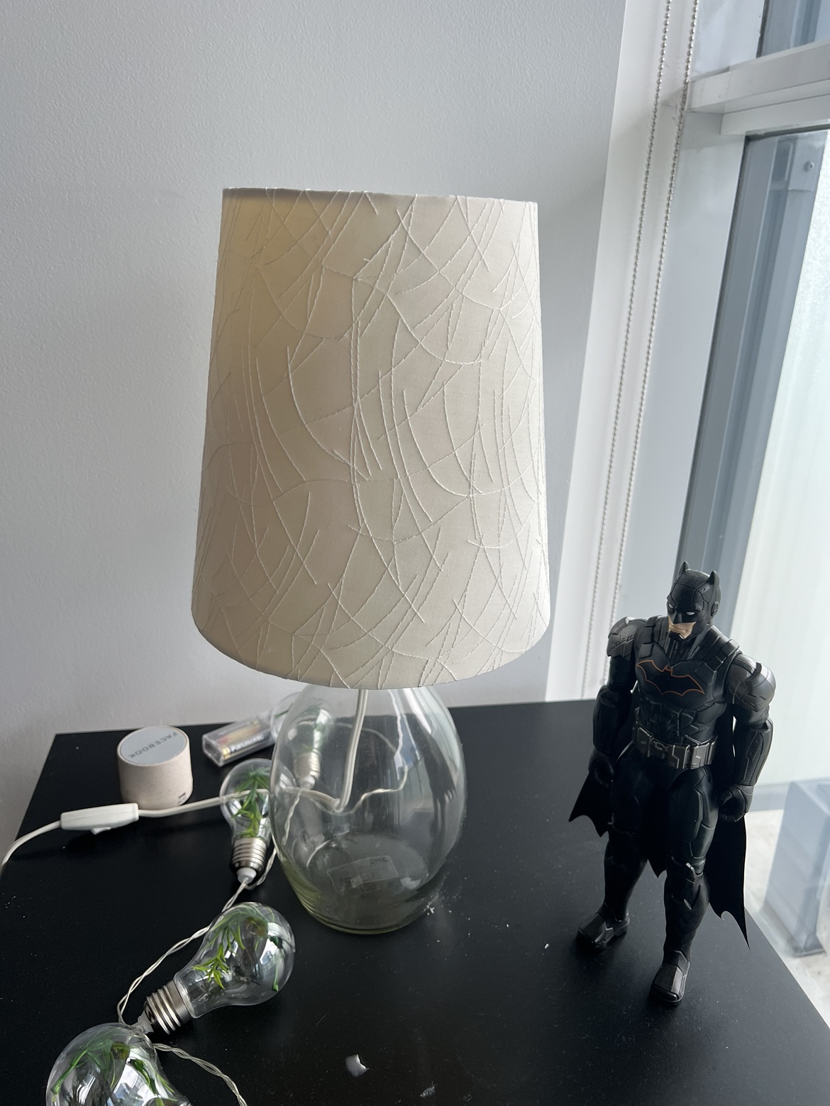 Lamp with warm yellow bulb - photo 2
