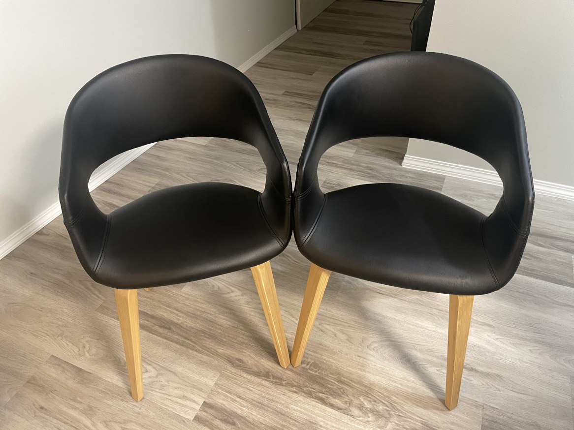 Set of 2 Structube high quality leather chair like new