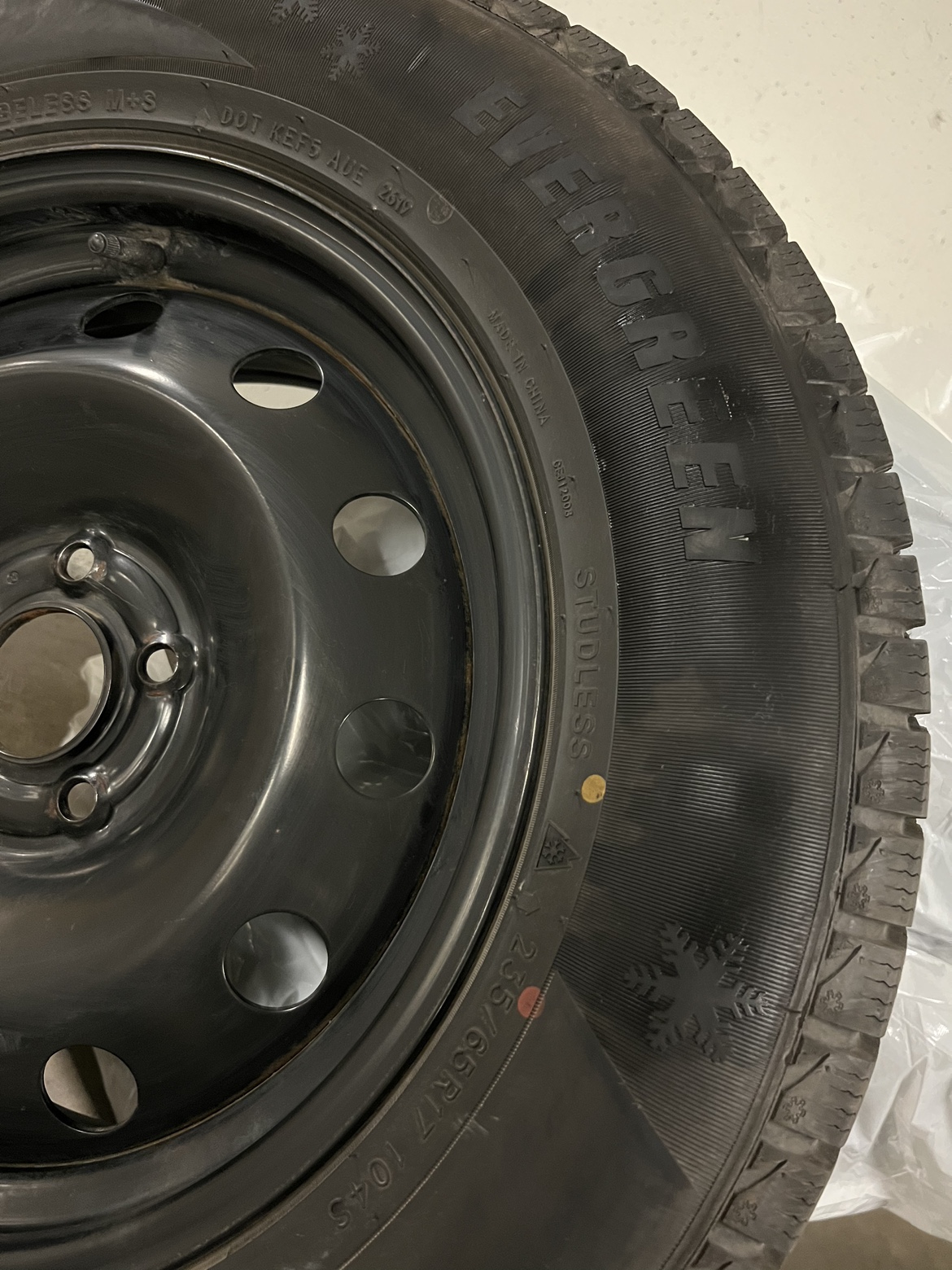 Santa Fe Winter Tires and Rims - 235/65 R 17 image indicator(3)