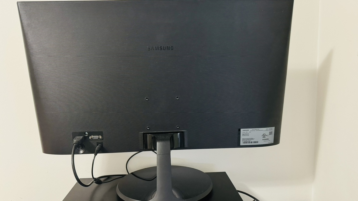 27’’ HD Monitor in Mint condition - photo 4