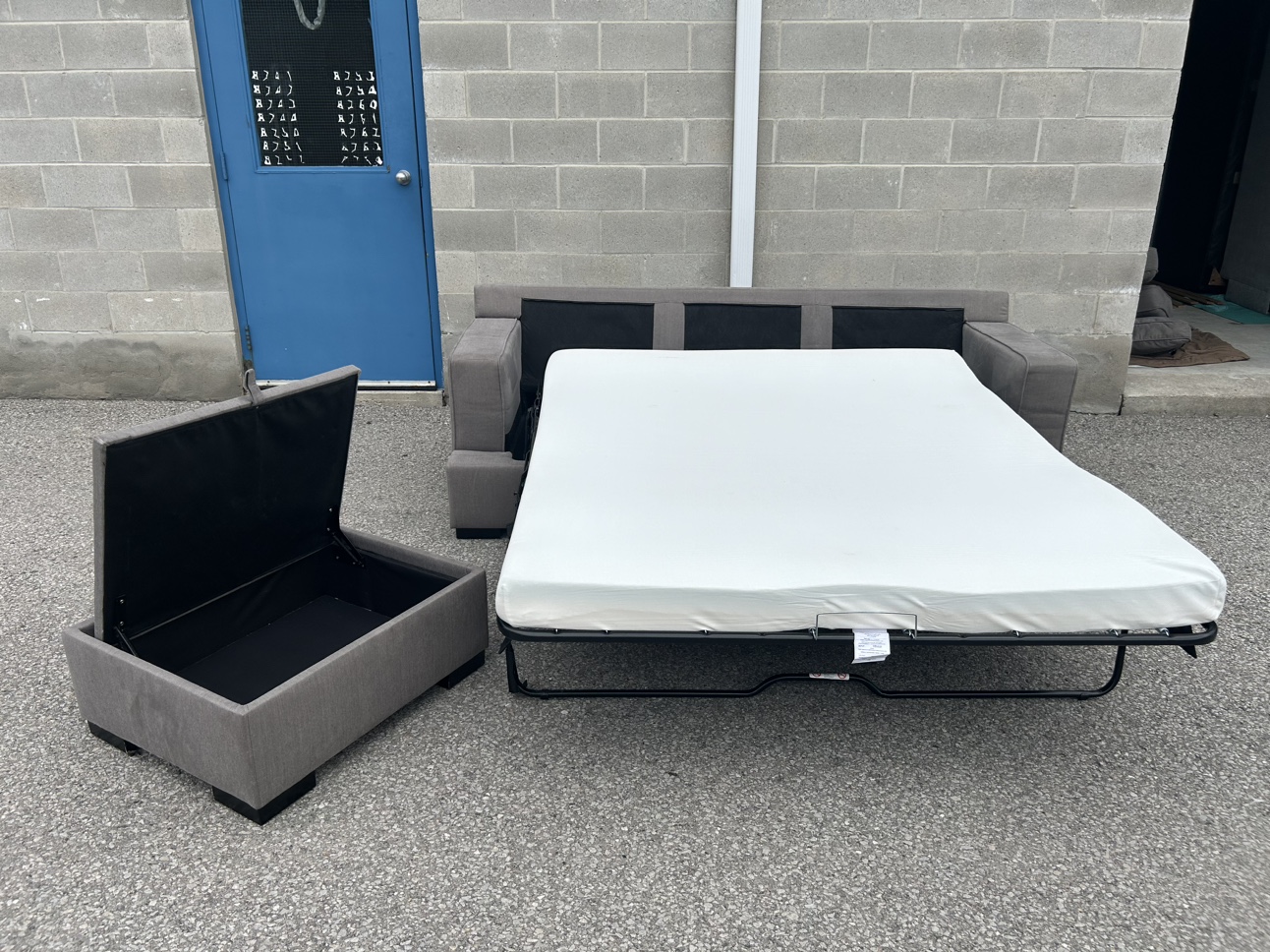 FREE DELIVERY• GREY MODERN SECTIONAL COUCH / SOFA BED w/ CHAISE - photo 2