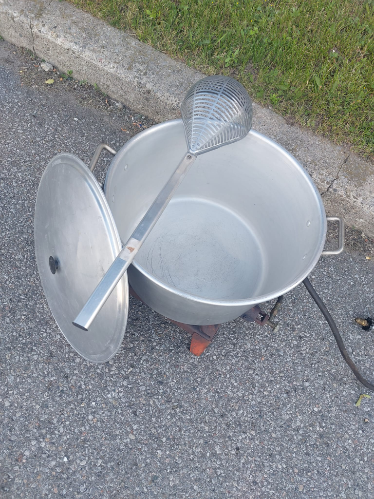 Burner ,pot,paddle and scoop for making sauce image indicator(2)