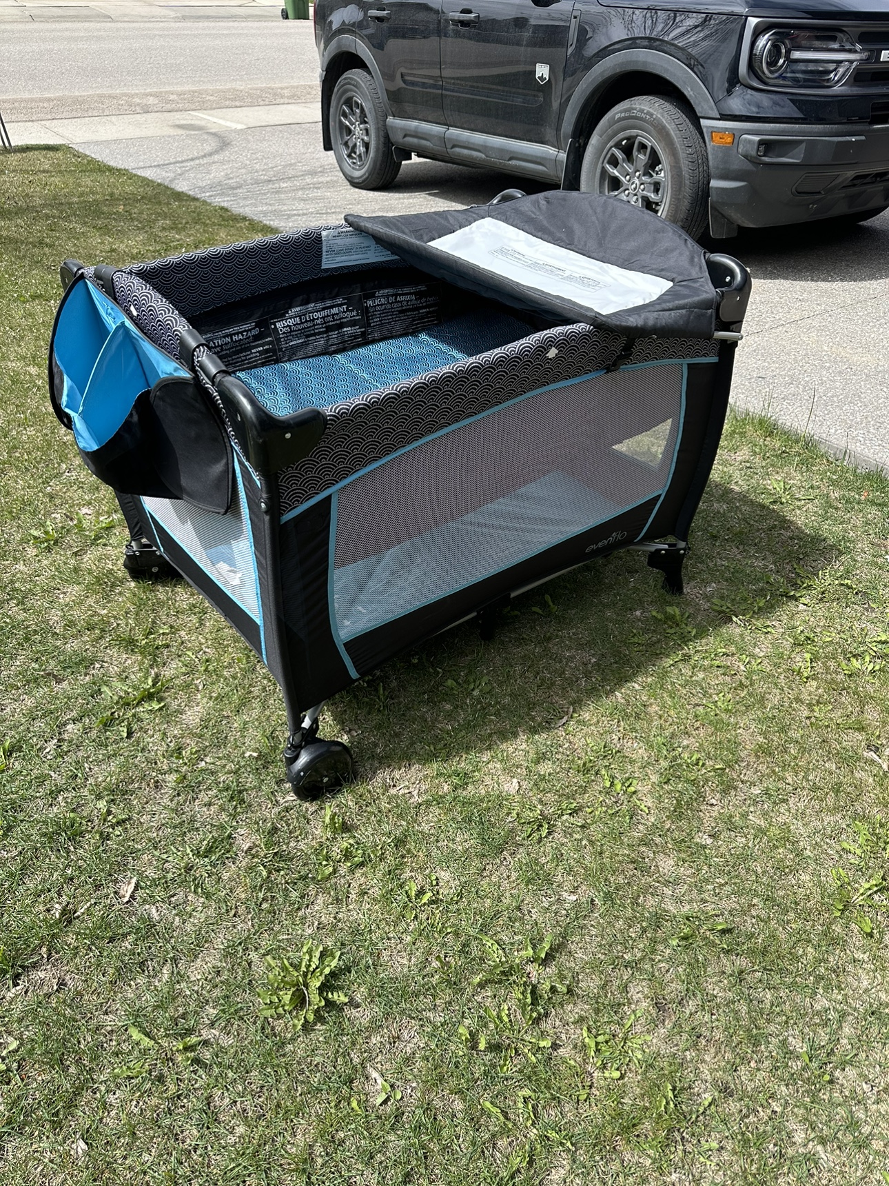 Evenflo playpen - photo 3