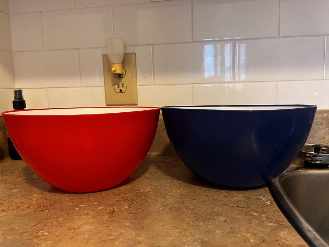 Set of plastic salad/mixing bowls thumbnail