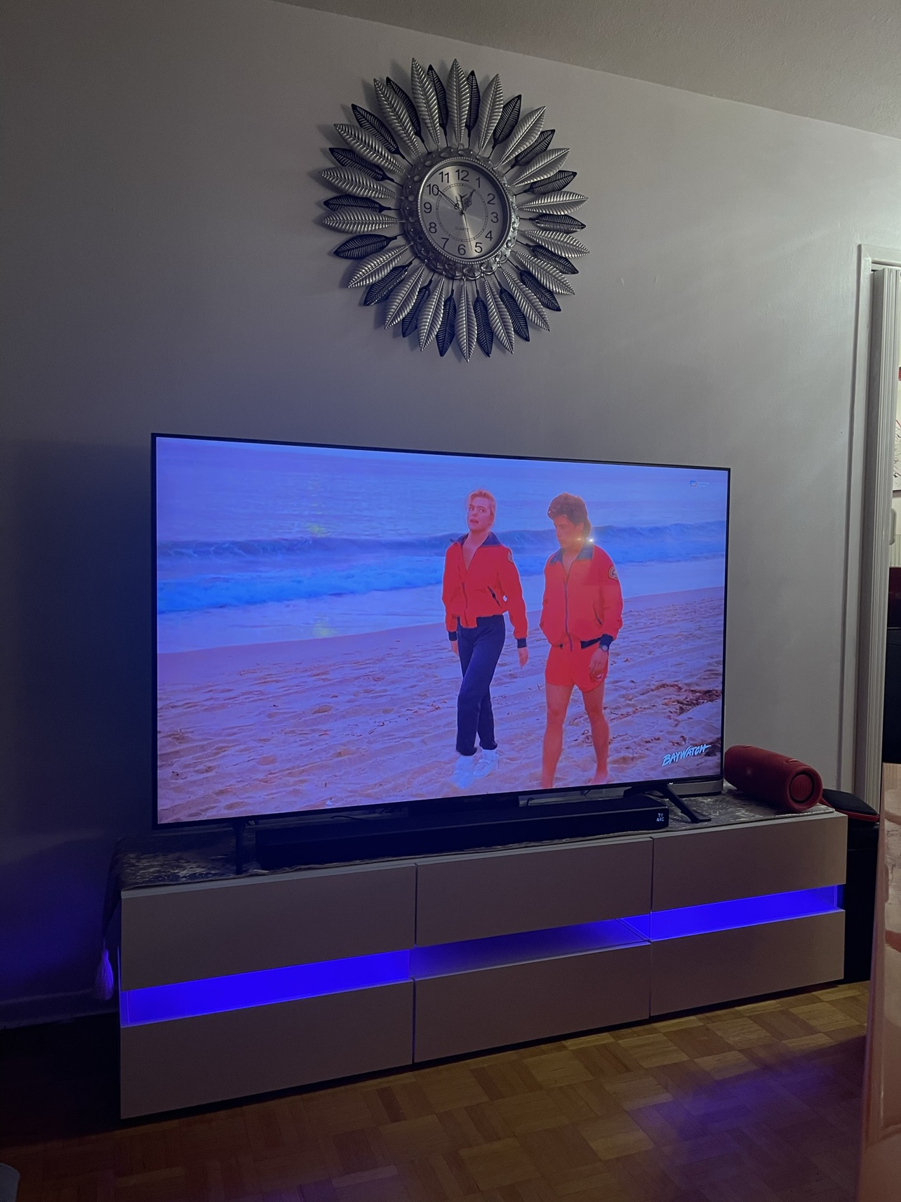 White TV stand image indicator(2)