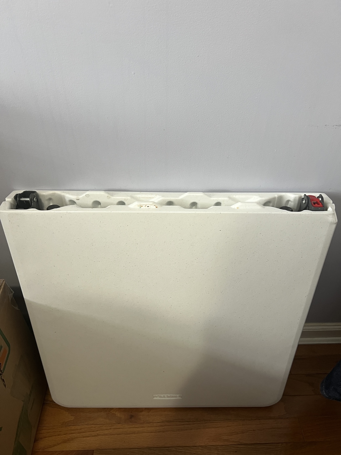 Adjusting foldable table