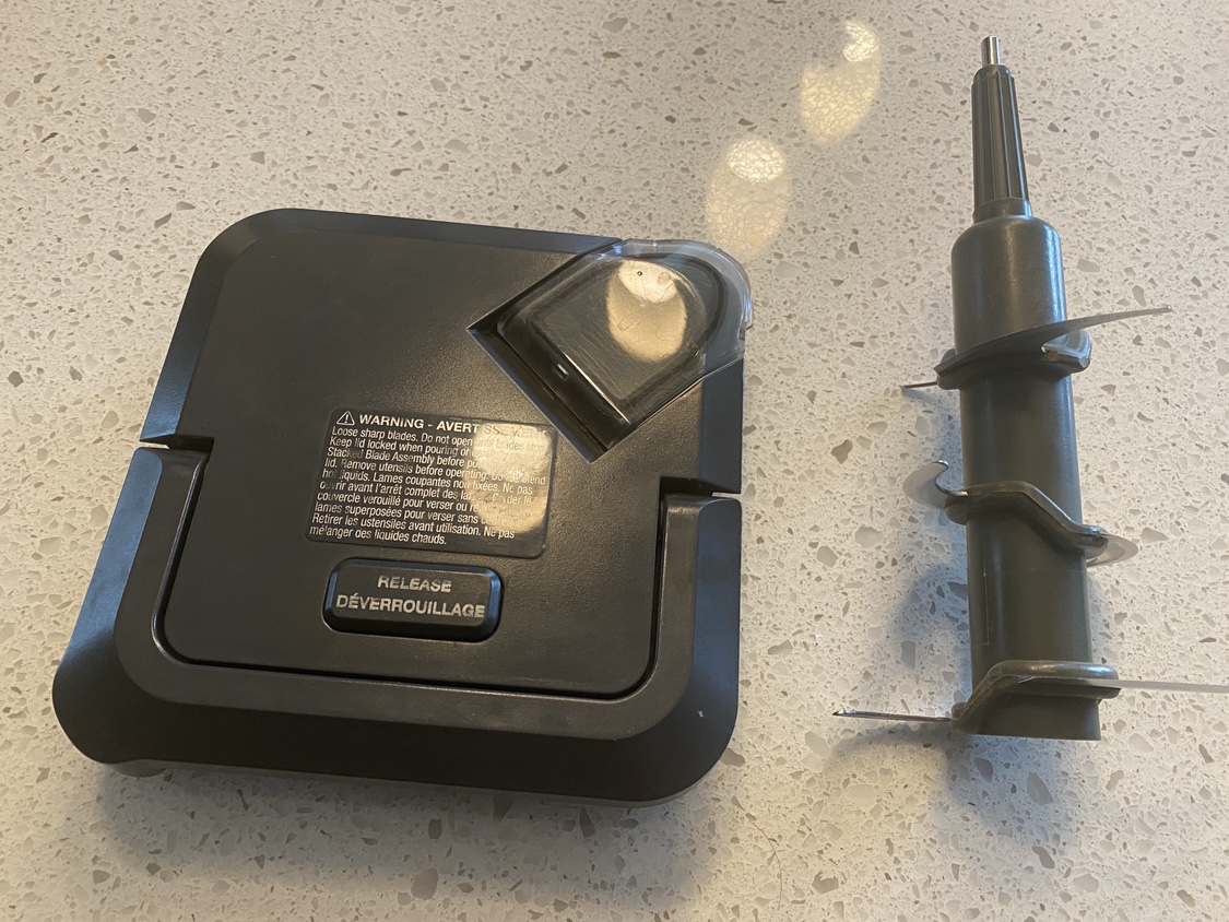 Ninja Blender Pitcher lid and blade for 2.15 L jug.