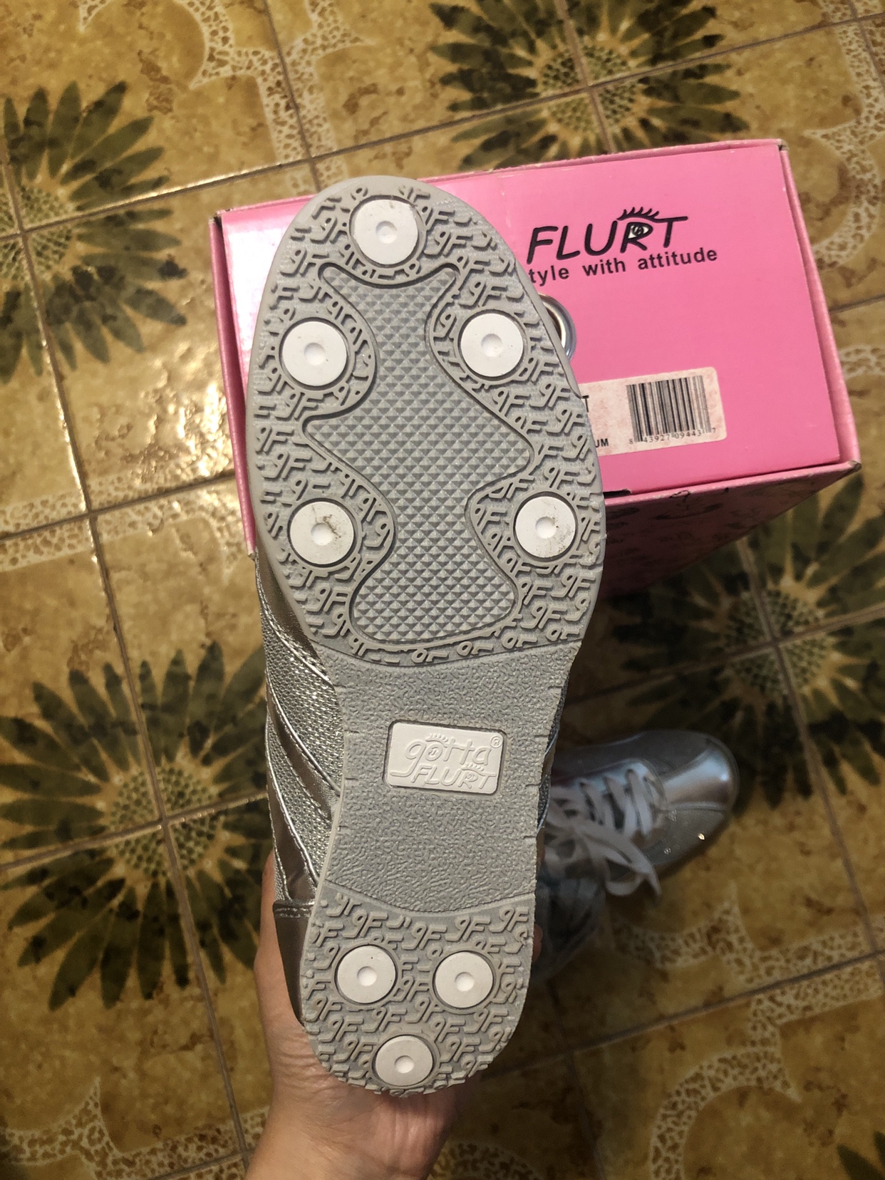 Silver sneakers (dance sneakers) image indicator(5)