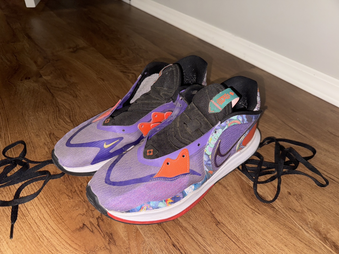 KYRİE LOW 5 - 11 SİZE  LITTLE USED BASKETBALL SHOES image indicator(5)