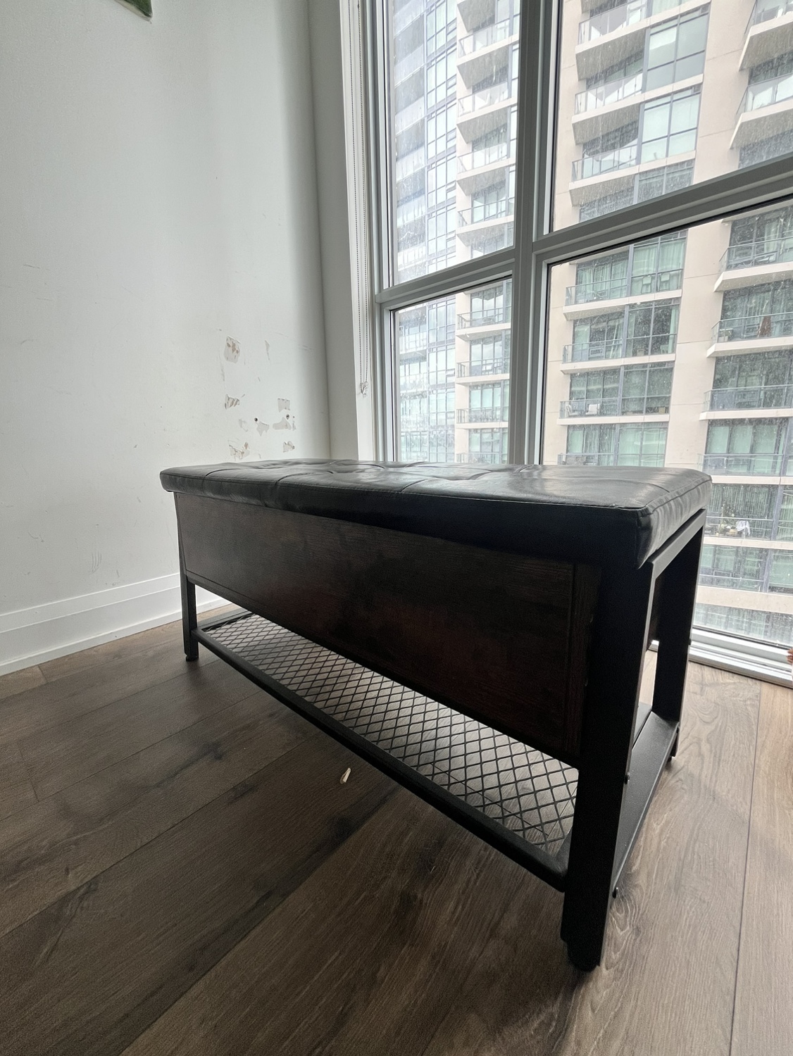 Bench with storage unit compartment image indicator(5)