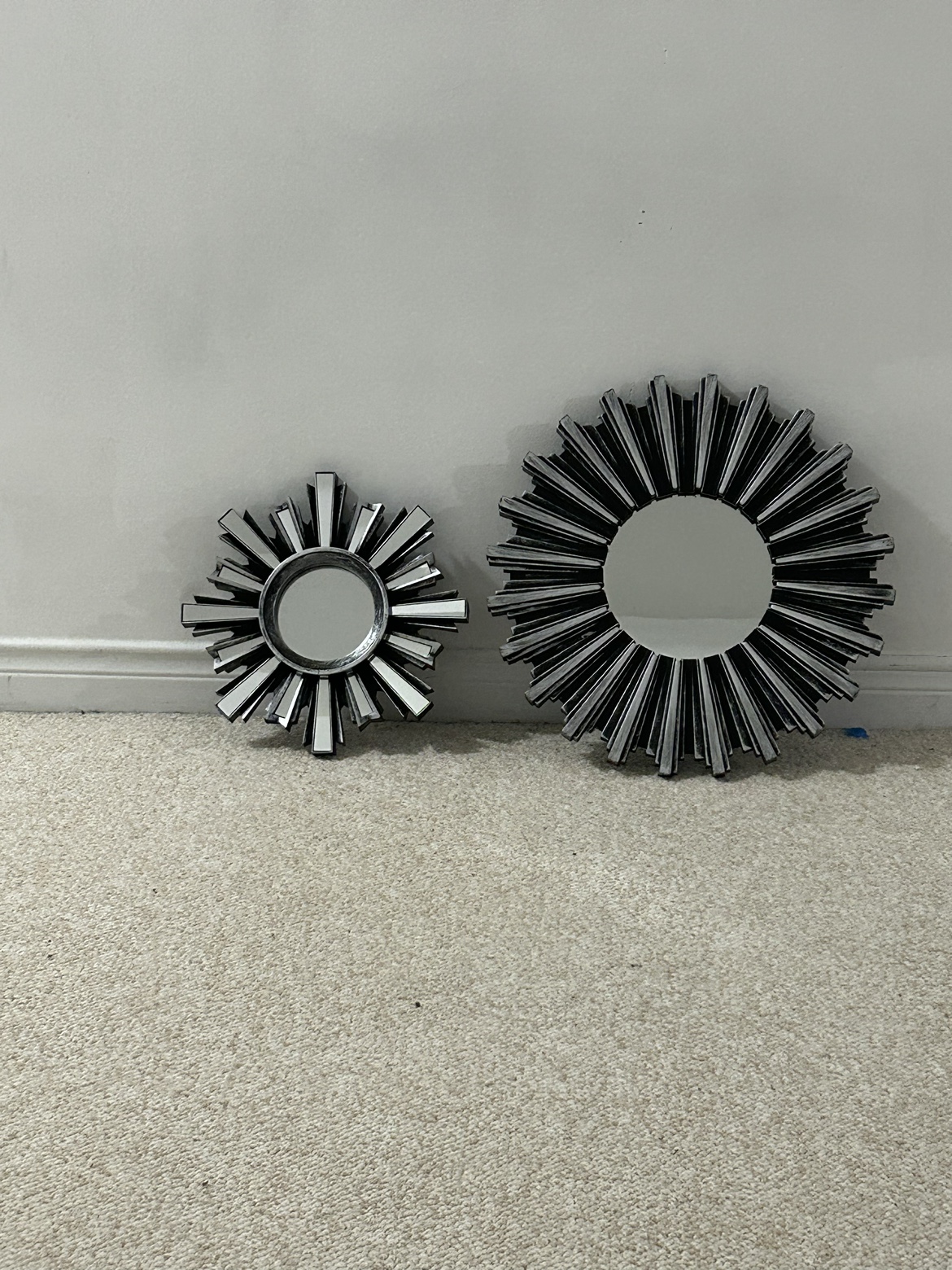 Wall mirrored decorations.