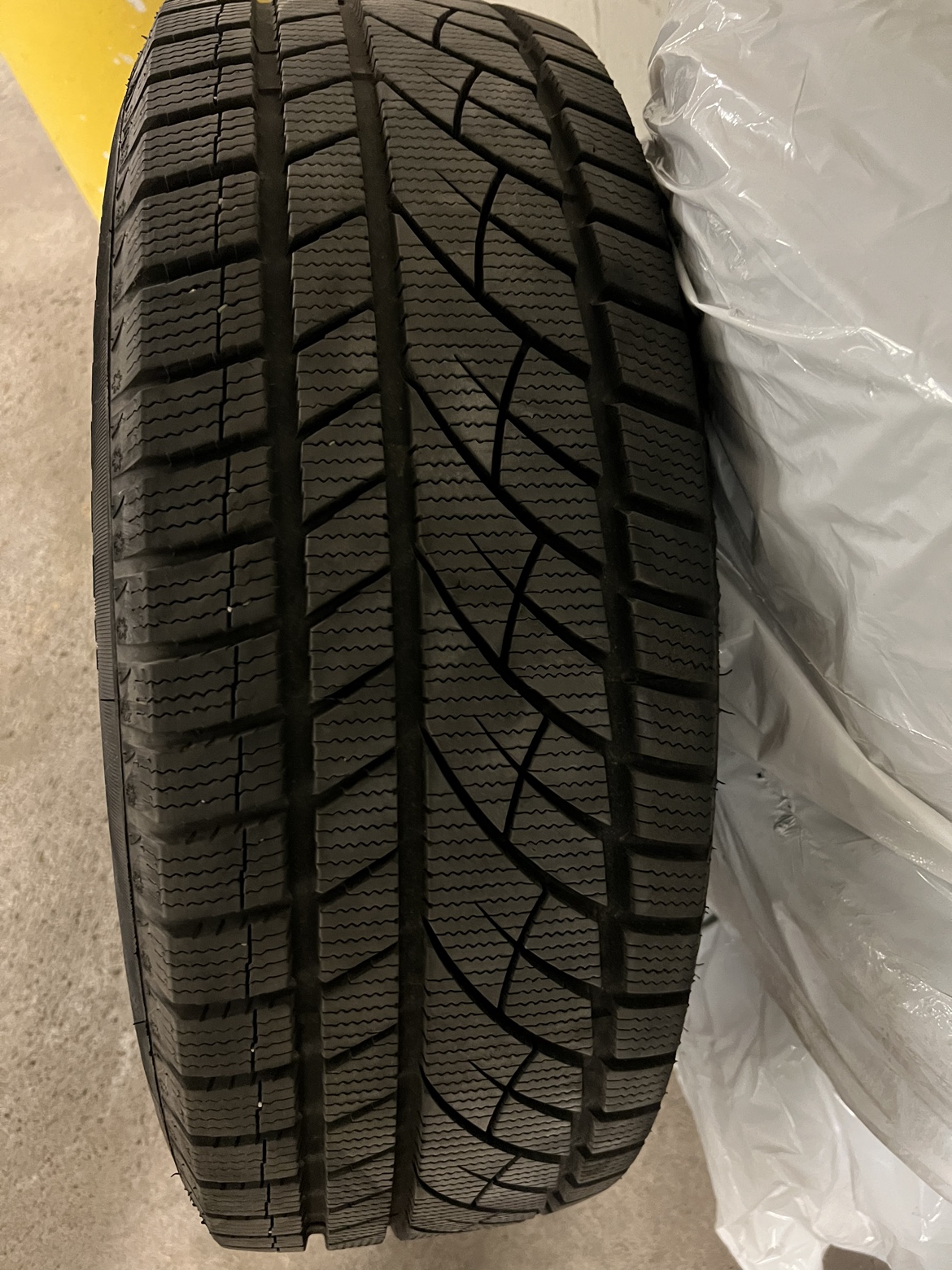 Santa Fe Winter Tires and Rims - 235/65 R 17 image indicator(4)