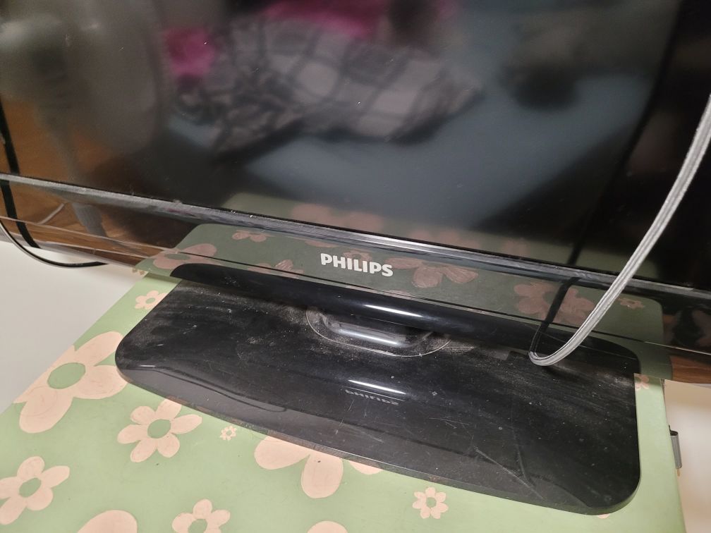 TV (moving sale) - photo 3