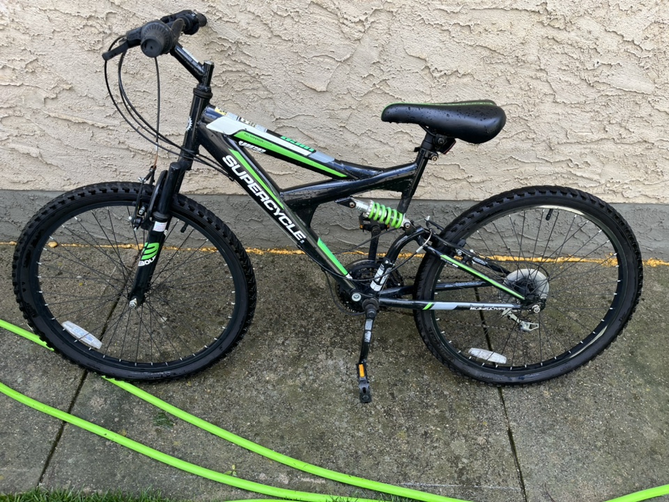 6 Speed mountain bike, with suspension