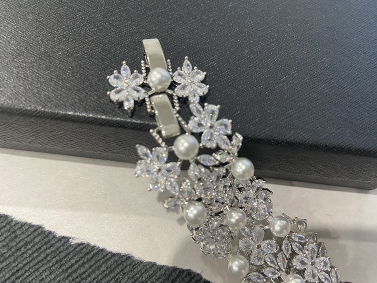 New white gold plated cubic zirconia bracelet image indicator(8)