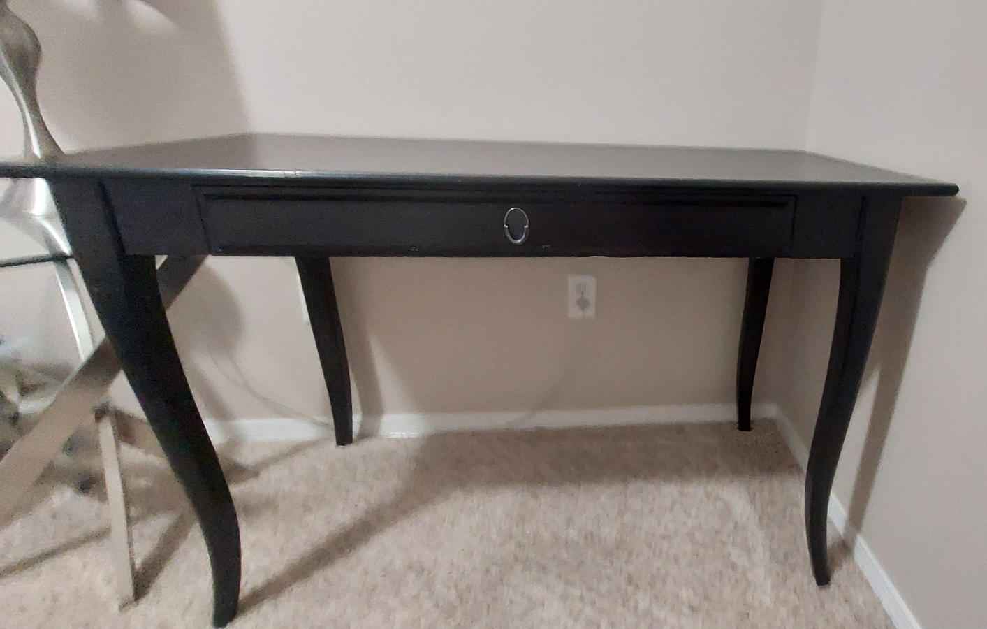 Desk - photo 2