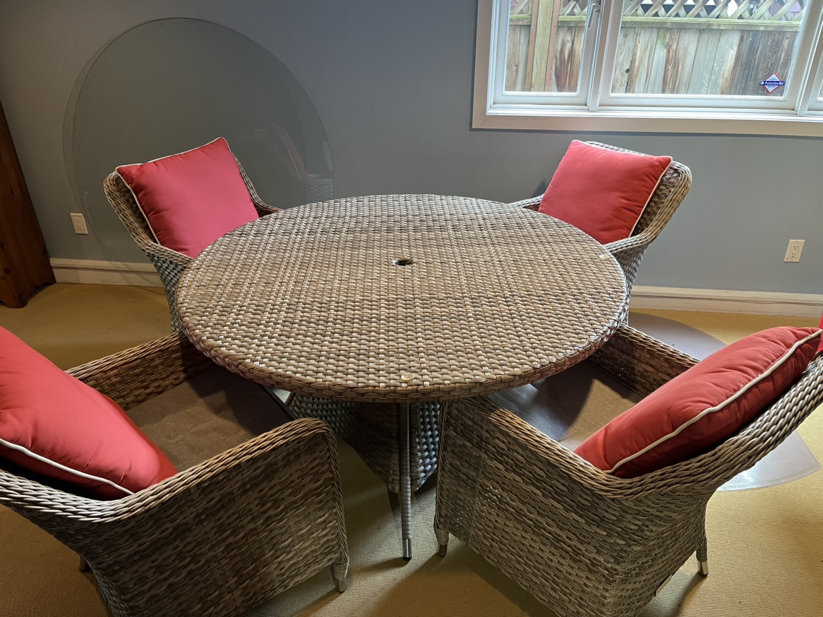 Outdoor table and 4 chairs