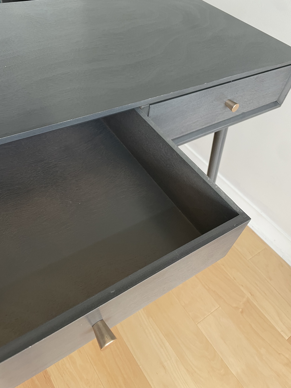 Desk - photo 3