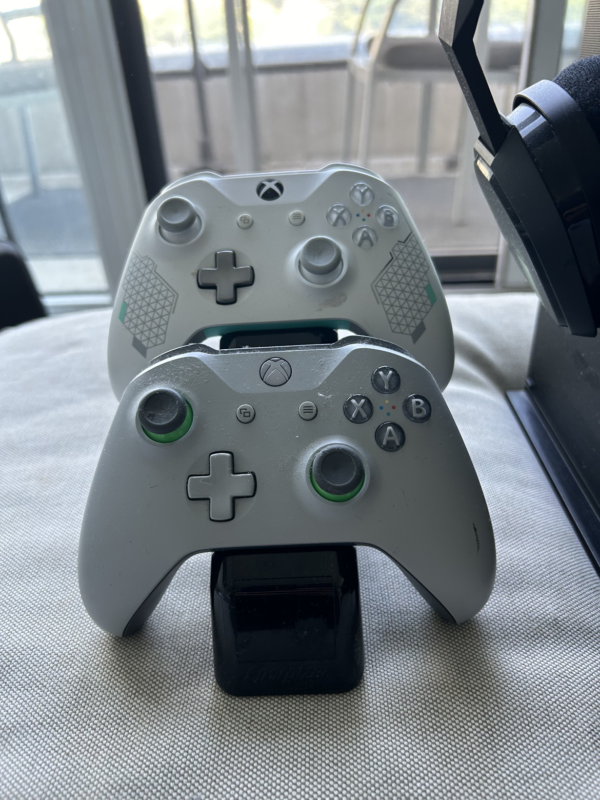 Xbox One S 1tb with controllers and headset - photo 5