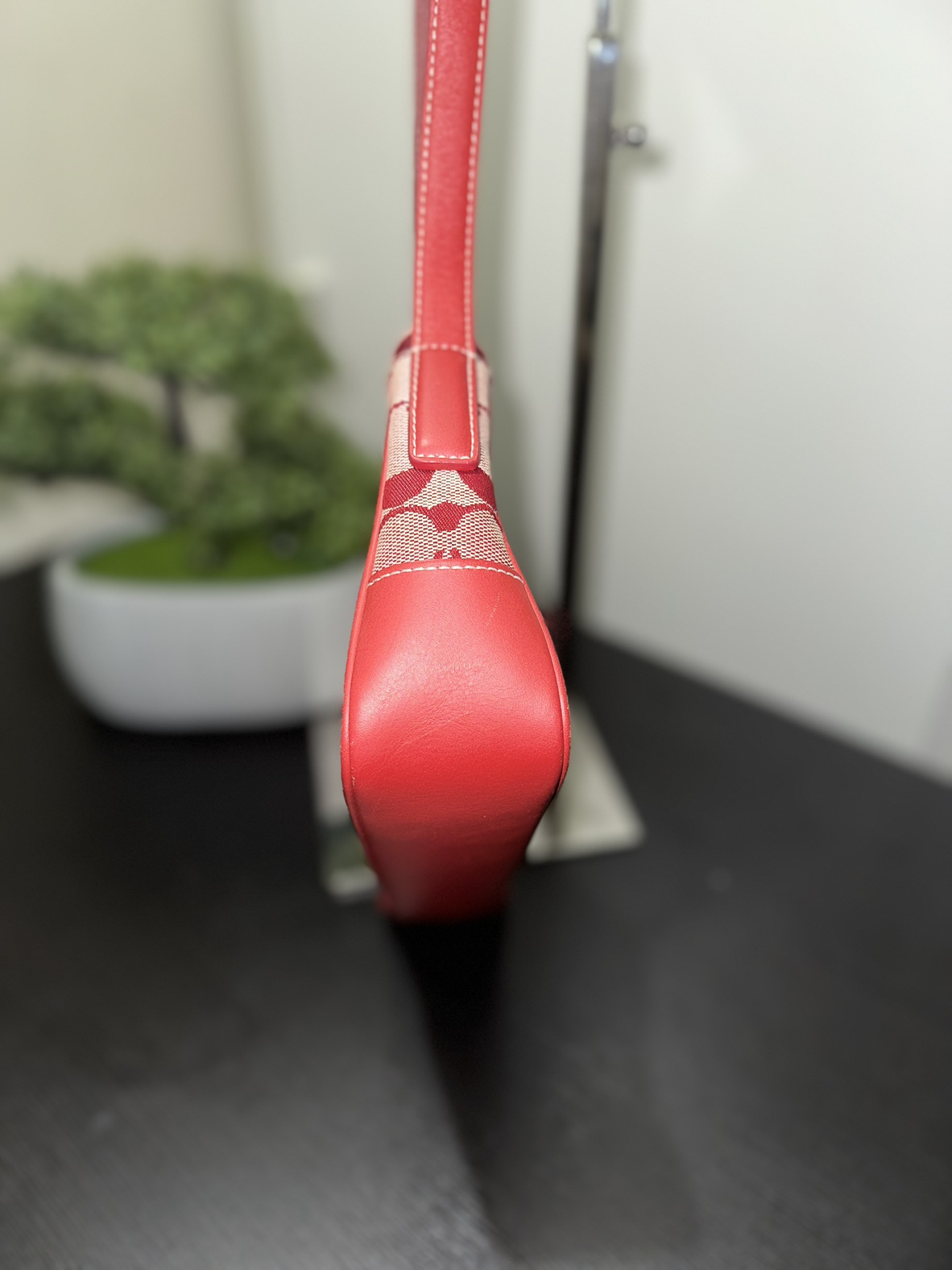 Authentic COACH signature canvas handbag image indicator(3)