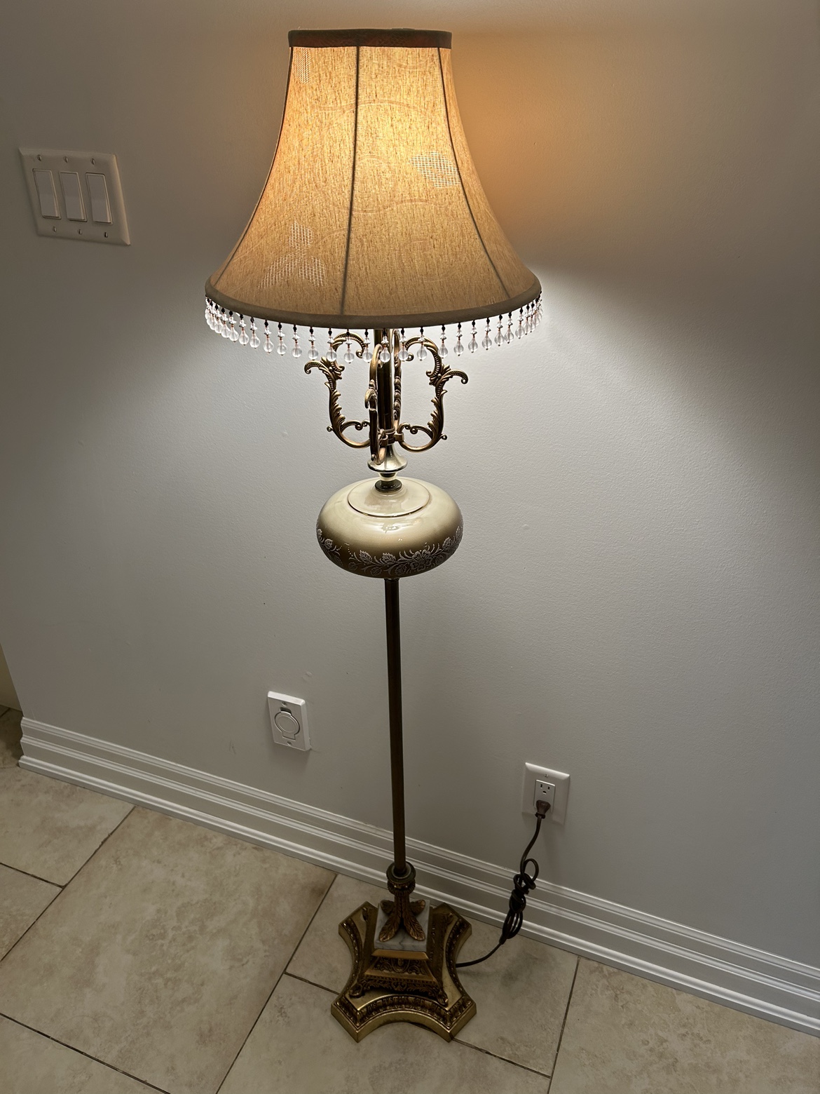 Vintage Antique Vianne Lamp Made in France Beautiful image indicator(10)