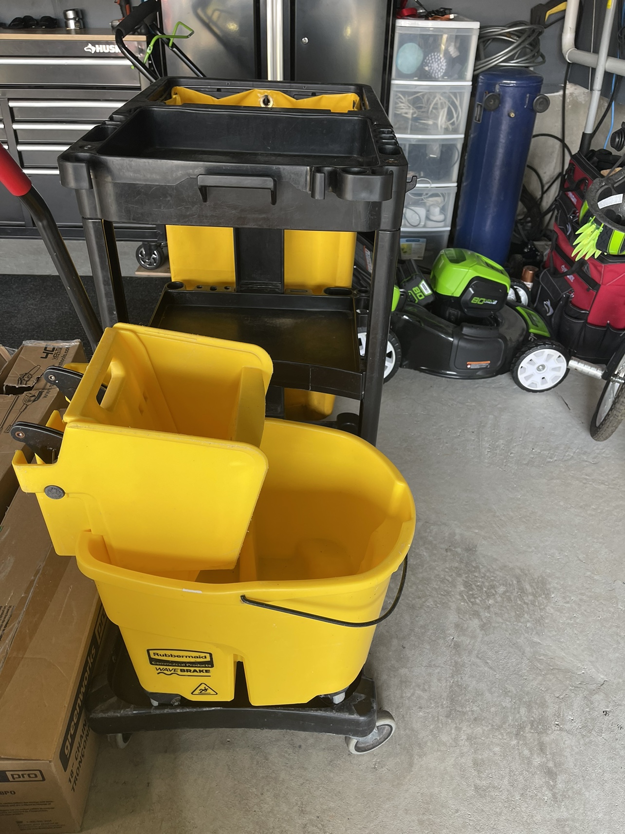 Housekeeping car with buckets