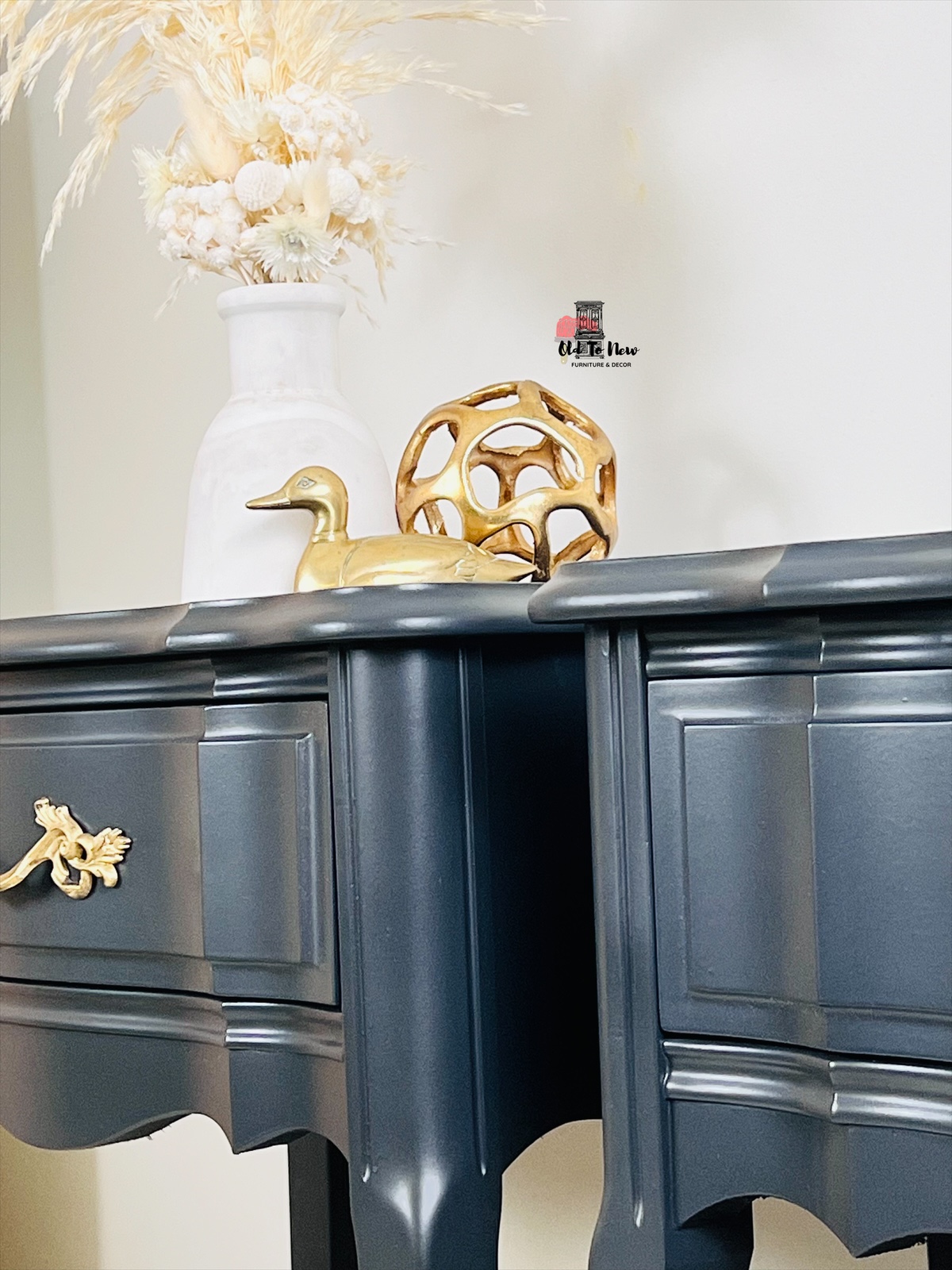 Elegant Pair of French Provincial Charcoal End Tables - photo 5