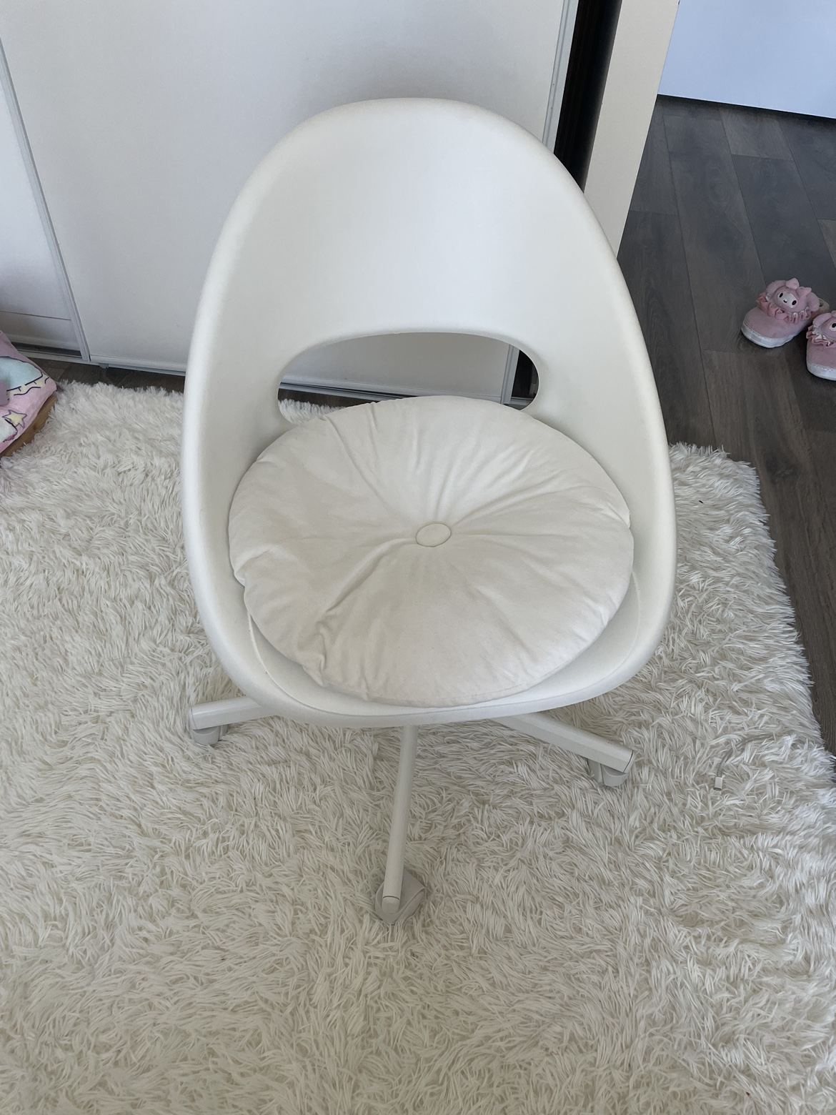 White rolling desk chair