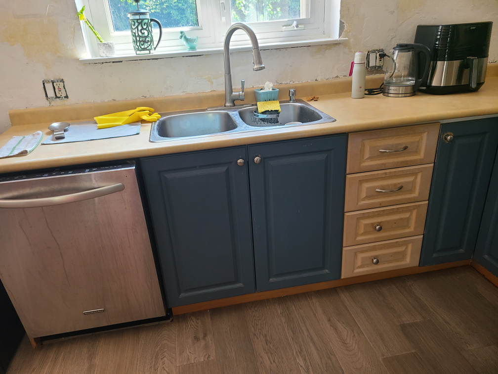 wood lower kitchencabinets+ faucet +sink thumbnail