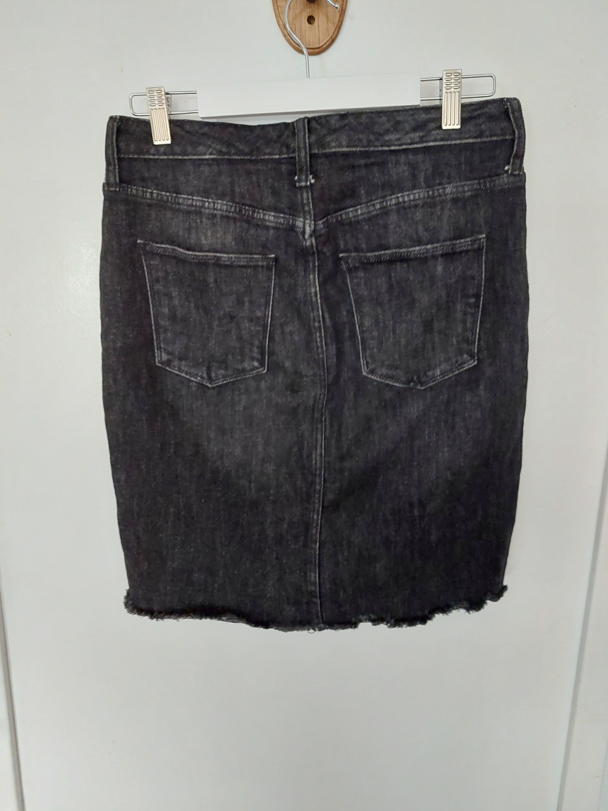 Black denim pencil skirt size 6 image indicator(3)
