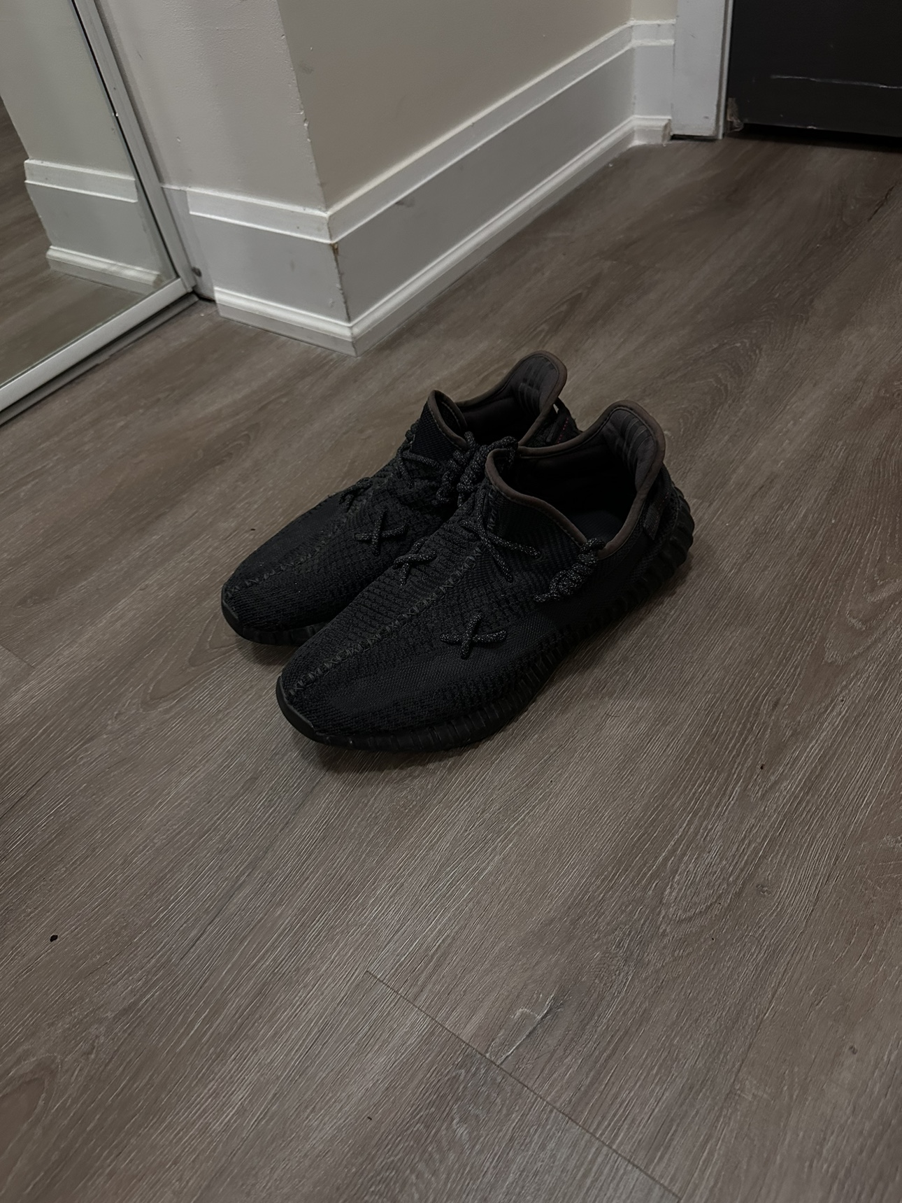 USED - YEEZY V2 reflective lacss