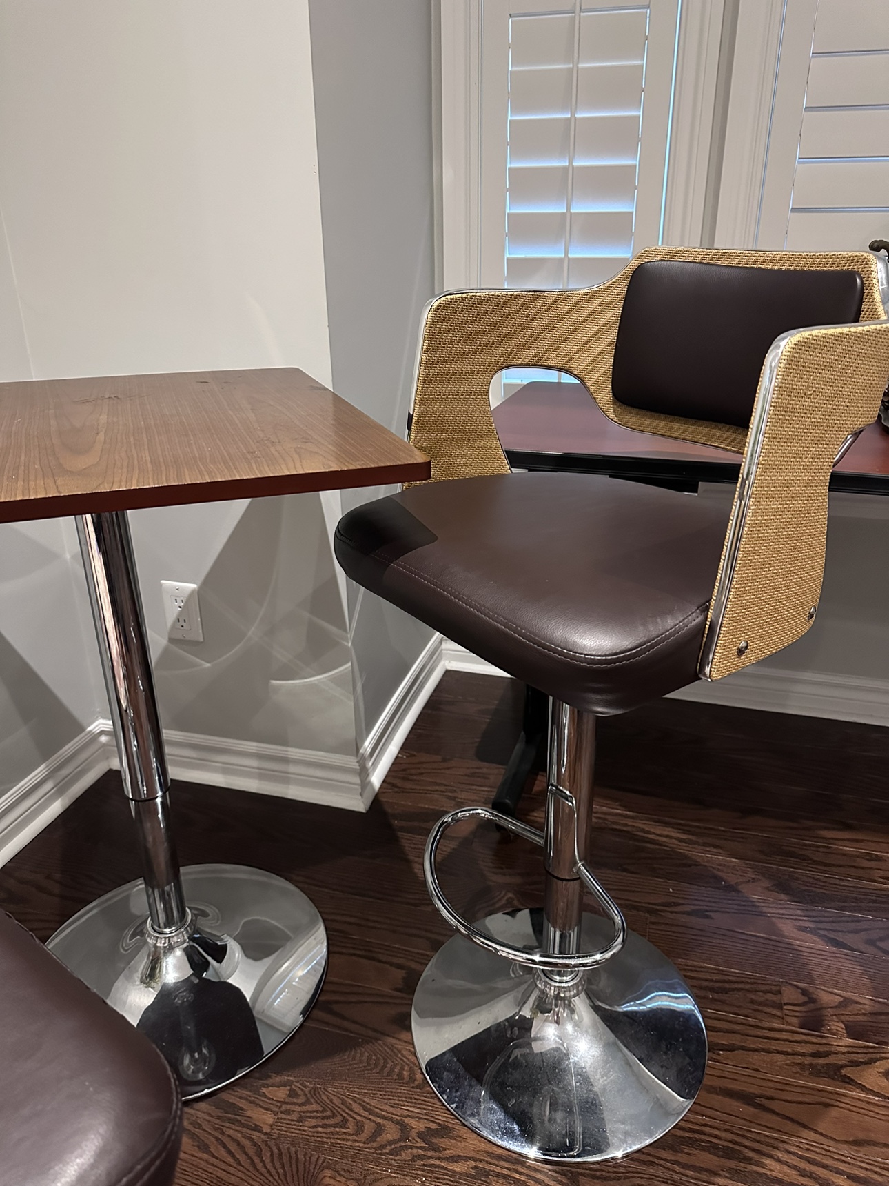 Table and 2 chairs - photo 2