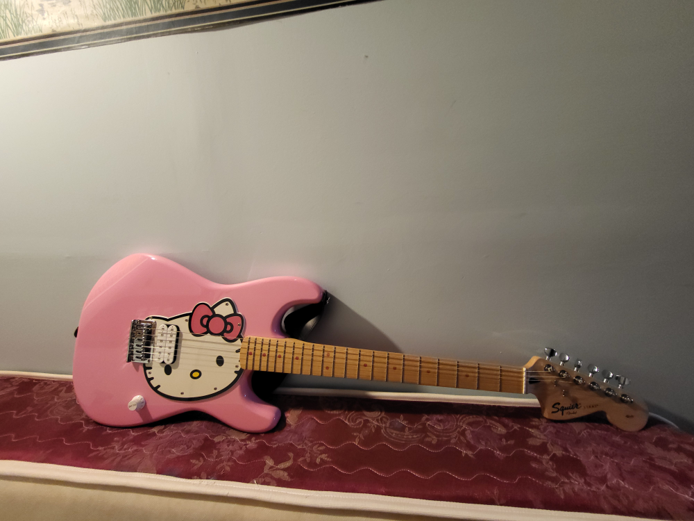 hello kitty guitar - photo 5