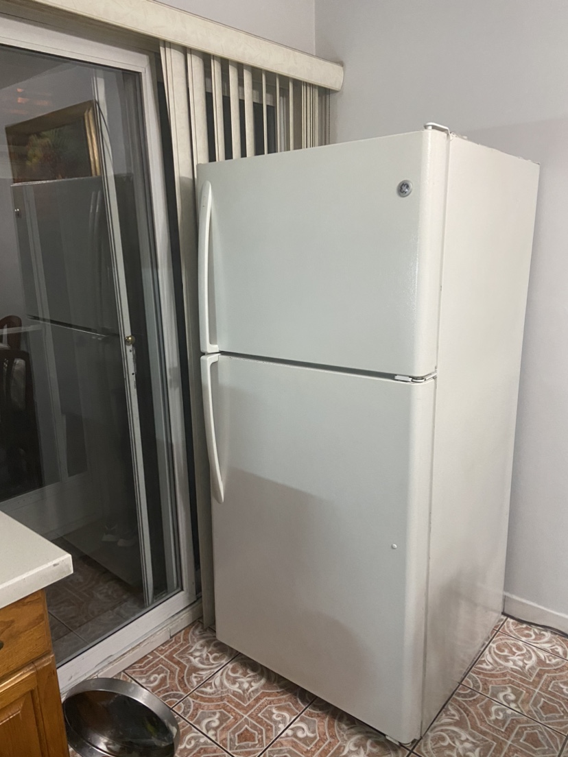 General Electric Fridge White - photo 2