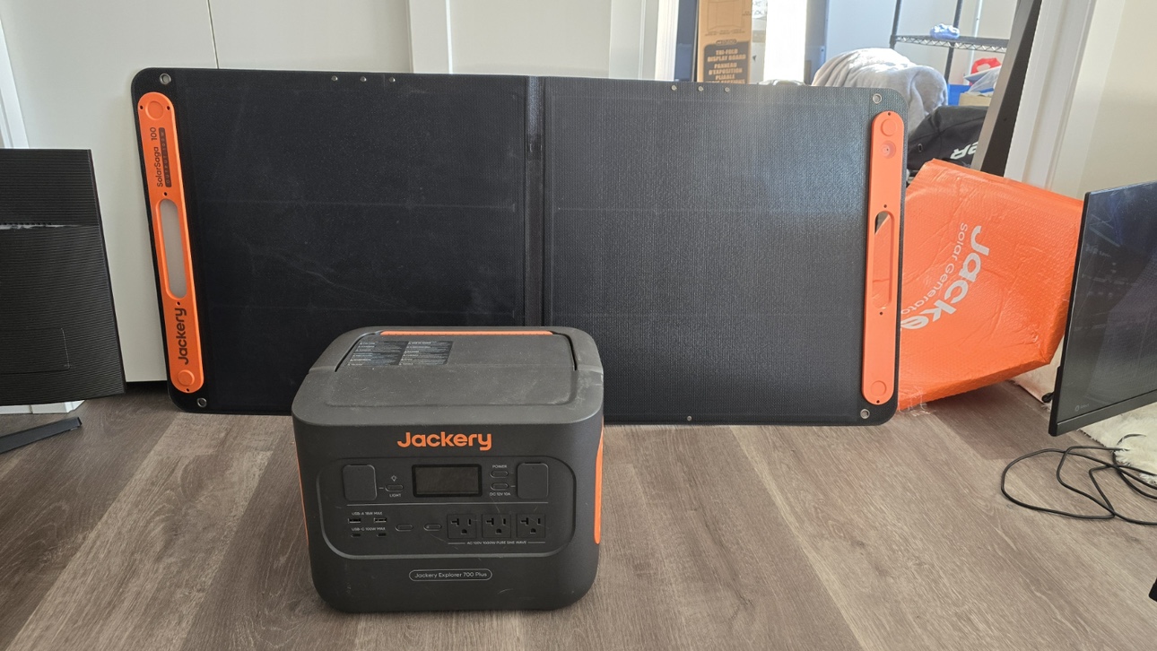 Jackery Explorer 700 & Solar Panel