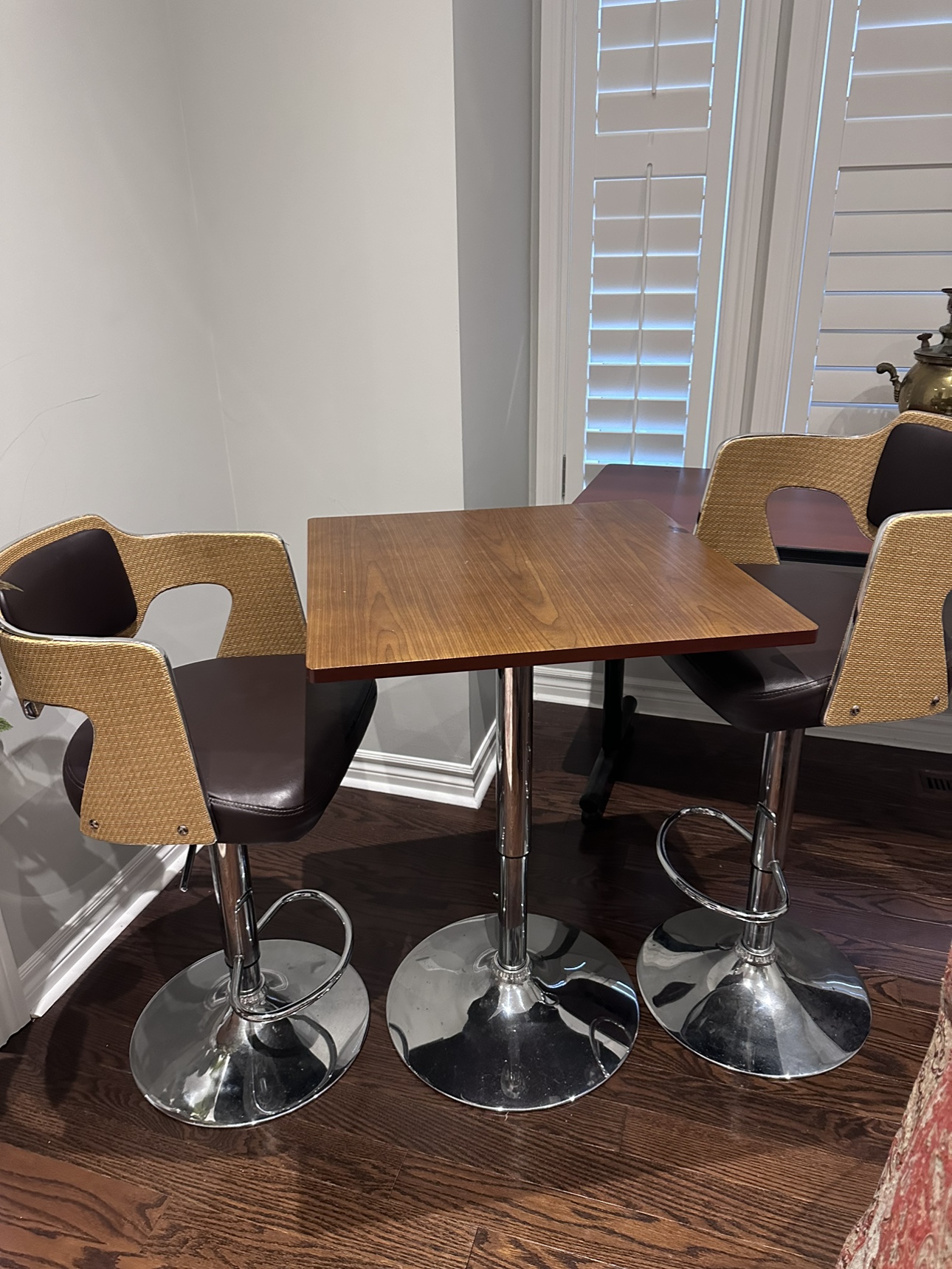 Table and 2 chairs