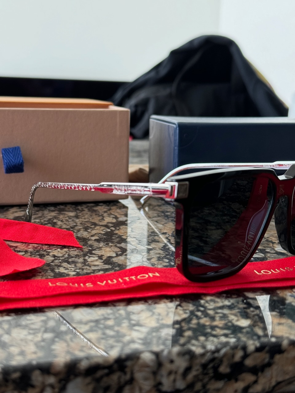 Louis Vuitton Rise Square Sunglassess + case + box - photo 2