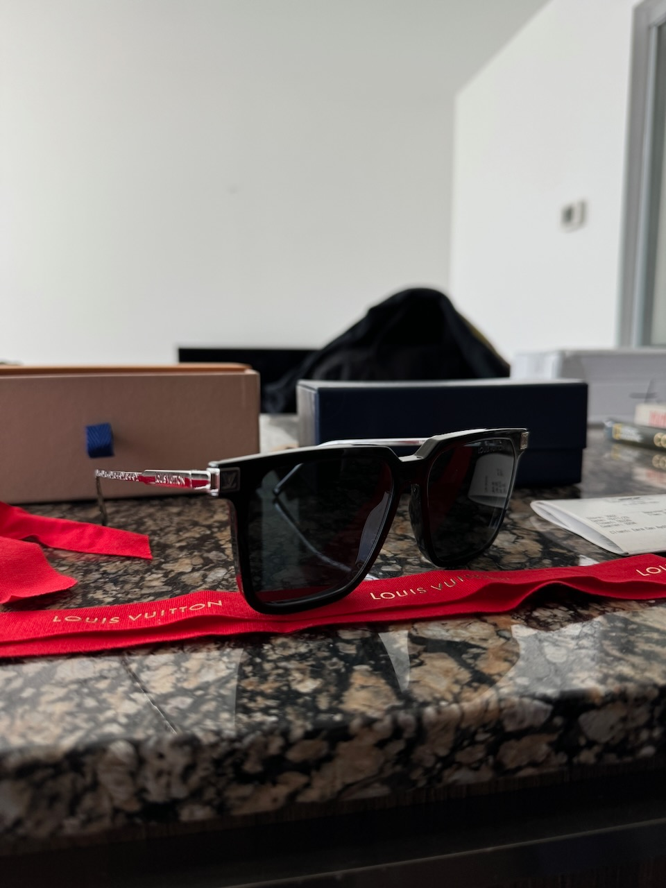 Louis Vuitton Rise Square Sunglassess + case + box - photo 3